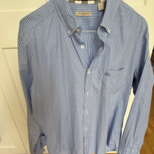 Burberry skjorta M - Supersnygg Burberry skjorta i storlek M använd en gång och kemtvättad en gång. Supersnygg 