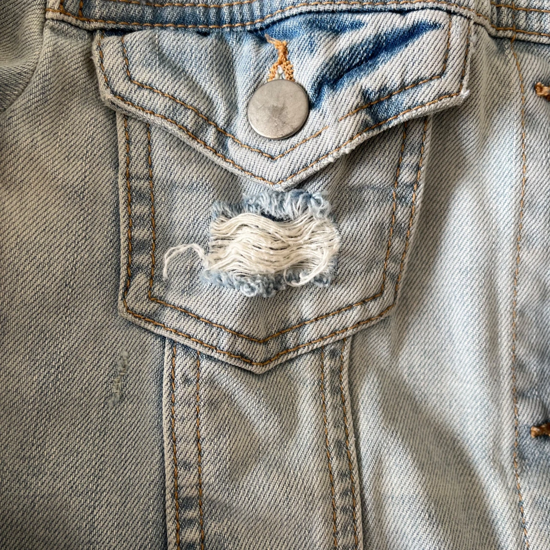 Ljusblå jeansjacka med slitningar - 2