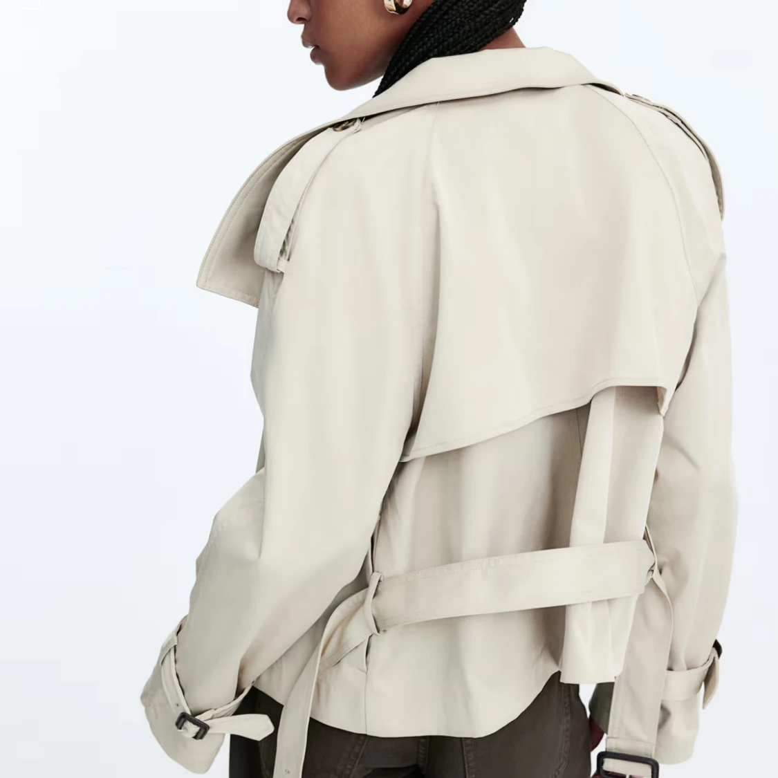 Beige trenchcoat med bälte och knappar - 1