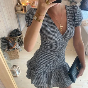 Klänning  - SUPER snygg verkligen!! Säljer pga att den var för stor för mig som vanligtvis brukar ha XS, skulle säga att den är mer av en S❣️❣️