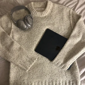 Vit stickad tröja från Samsøe Samsøe - Mysig vit stickad tröja från Samsøe Samsøe med diskreta inslag av grått och grönt. Tröjan har rund halsringning och långa ärmar. Perfekt till våren och enkel att matcha med olika outfits. Pris diskuteras vid smidig affär!