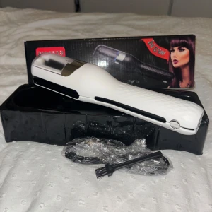 Elektrisk hårtrimmer för kluvna toppar - Säljer en vit elektrisk hårtrimmer som är speciellt utformad för att trimma kluvna hårtoppar utan att ta bort längden. Kommer med laddningssladd och rengöringsborste. Perfekt för att hålla håret fräscht mellan frisörbesöken.❤️❤️