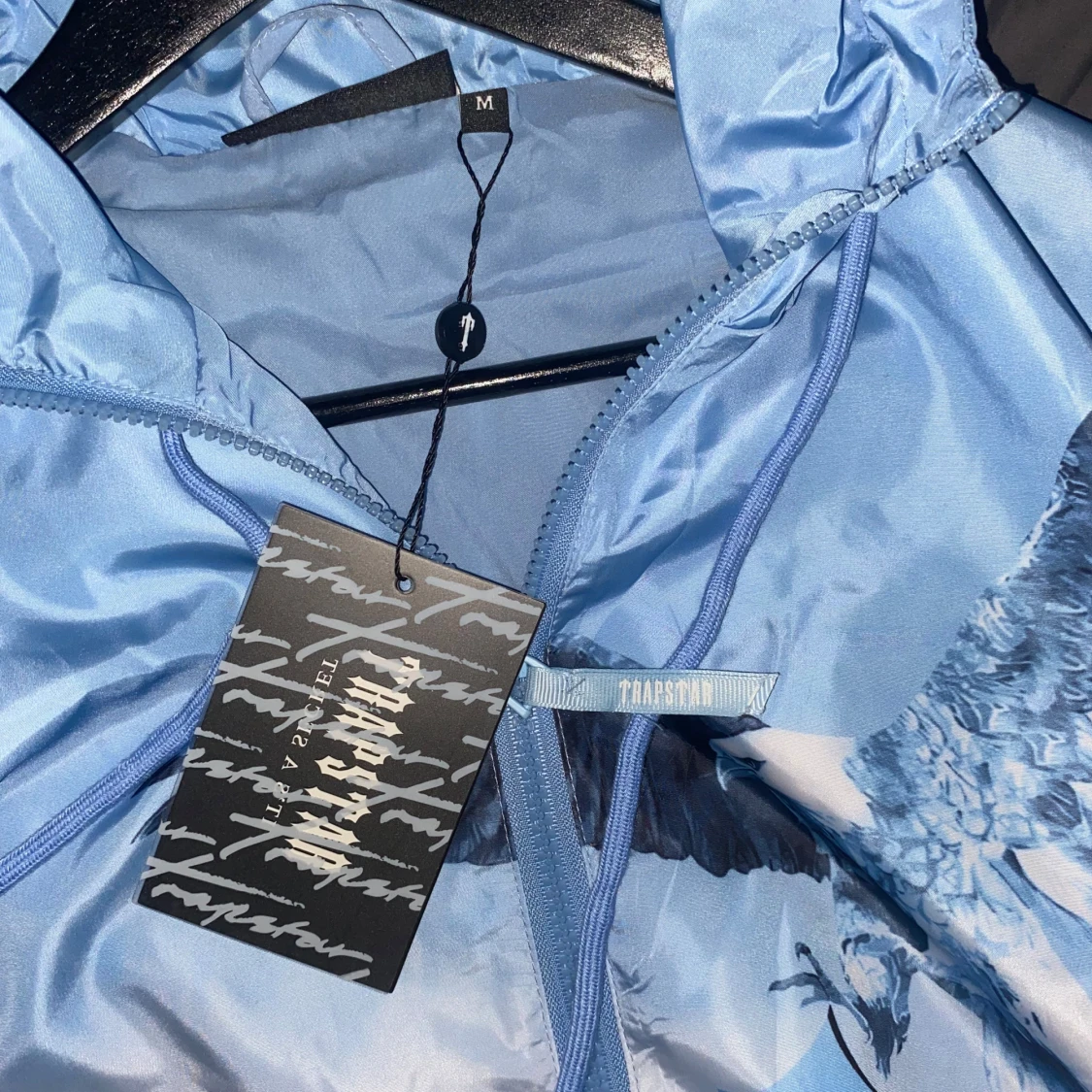 Ljusblå vindjacka med örntryck från Trapstar - 1