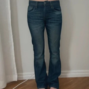 Levis 501 blå jeans - Klassiska blå Levis 501 jeans med raka ben och normal passform. Hög midja och femficksmodell med knappgylf. Tidlös denim som passar till det mesta. Ikonisk Levis-lapp bak i midjan och röd Levis-tagg på bakfickan. Bilderna är lånade från tjejen jag köpte jeansen ifrån