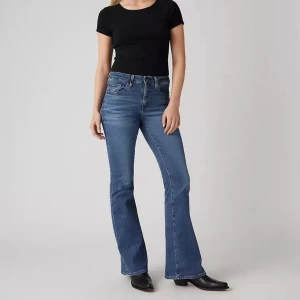 Blå bootcut jeans från Levi's 726 - Säljer ett par klassiska blå bootcut jeans från Levi's med fem fickor och normal passform. Jeansen har hög midja och är tillverkade i denim med lätt stretch. Använda 1 gång. W28L32