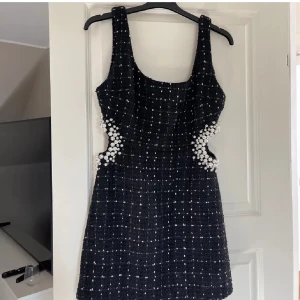 SÖKER!!! Svart klänning med pärldetaljer - Söker denna klänning ifrån Zara. Hör jättegärna av dig om du vill sälja. Söker i storlek S eventuellt M❣️