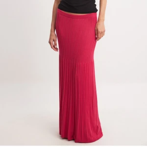 Rosa stickad långkjol - Säljer denna fina rosa lång kjolen från NAKD. Helt ny, glömde returnera. Modellen har 36 jag säljer en 34. Lång och supersnygg. Köp! Super bra pris! 