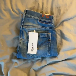 Blå dondup George jeans - Säljer dessa fina dondup george jeans,storlek 31,blå med en liten repair på knäet. Nypris: 3500~