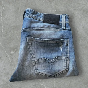Blå jeans från Replay med slitningar  - Blå replay jeans med slitningar / skick 8,5/10 / Storlek 32/32 / Nypris ca 1600kr / Kontakta via frågor och pris kan diskuteras!🤩