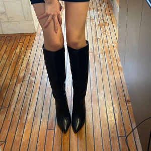 Nelly boots  - Knähöga boots från Nelly i storlek 36, aldrig använt 