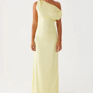 Gul långklänning - Klänningen ger en fin elegant figur. Endast testat och har prislappen kvar! nypriset var 1400kr 