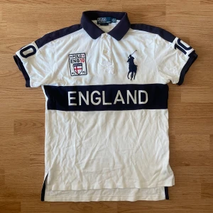 Ralph Lauren England Polo / Pike - !skicka bud för snabb affär! Fet Ralph lauren England pike, storlek M i bra skick. Mått: 67längd 52 bredd under armarna. Sedd på chief keef💯🔥 
