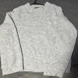 Ljusgrå stickad tröja - Jätte mysig tröja. 