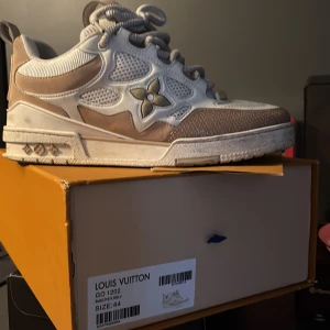 LV skate  - Säljer ett par Louis Vuitton skate i  beige och vitt med tydliga LV-detaljer runt hela skorna. Ett helt okej skick 