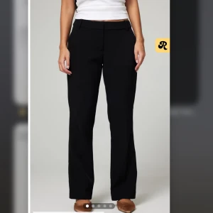 Vera petite kostymbyxor från BikBok - Snygga svarta kostymbyxor från BikBok, strl 34 i modellen Vera Petite🖤 Byxorna har normal passform med raka ben och låg midja