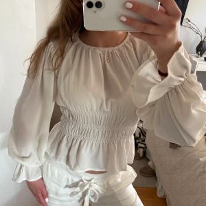 Vit blus  - Vit söt blus, tunt tyg, liten söm som åkt upp men i stora hela fint skick! 