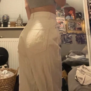 Vita Högmidjade Jeans - sparsamt använda, jag är 1,63cm. storlek 25/32.