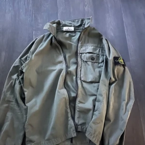 Stone Island overshirt - Grön stone Island overshirt| skick 8,5/10| storlek S men passar även M | nypris 4800kr vårat pris 1599 | självklart äkta, snabb affär = bättre pris, skriv vid minsta fundering