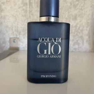Acqua di Giò Profondo herrparfym - Acqua di Giò Profondo från Giorgio Armani är en elegant herrparfym i en matt mörkblå glasflaska med silverdetaljer. Doften är fräsch och marin, perfekt för dig som gillar moderna och maskulina toner.