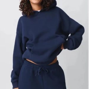 Marinblå hoodie - Superskön slutsåld marinblå hoodie från Gina endast testad🥰