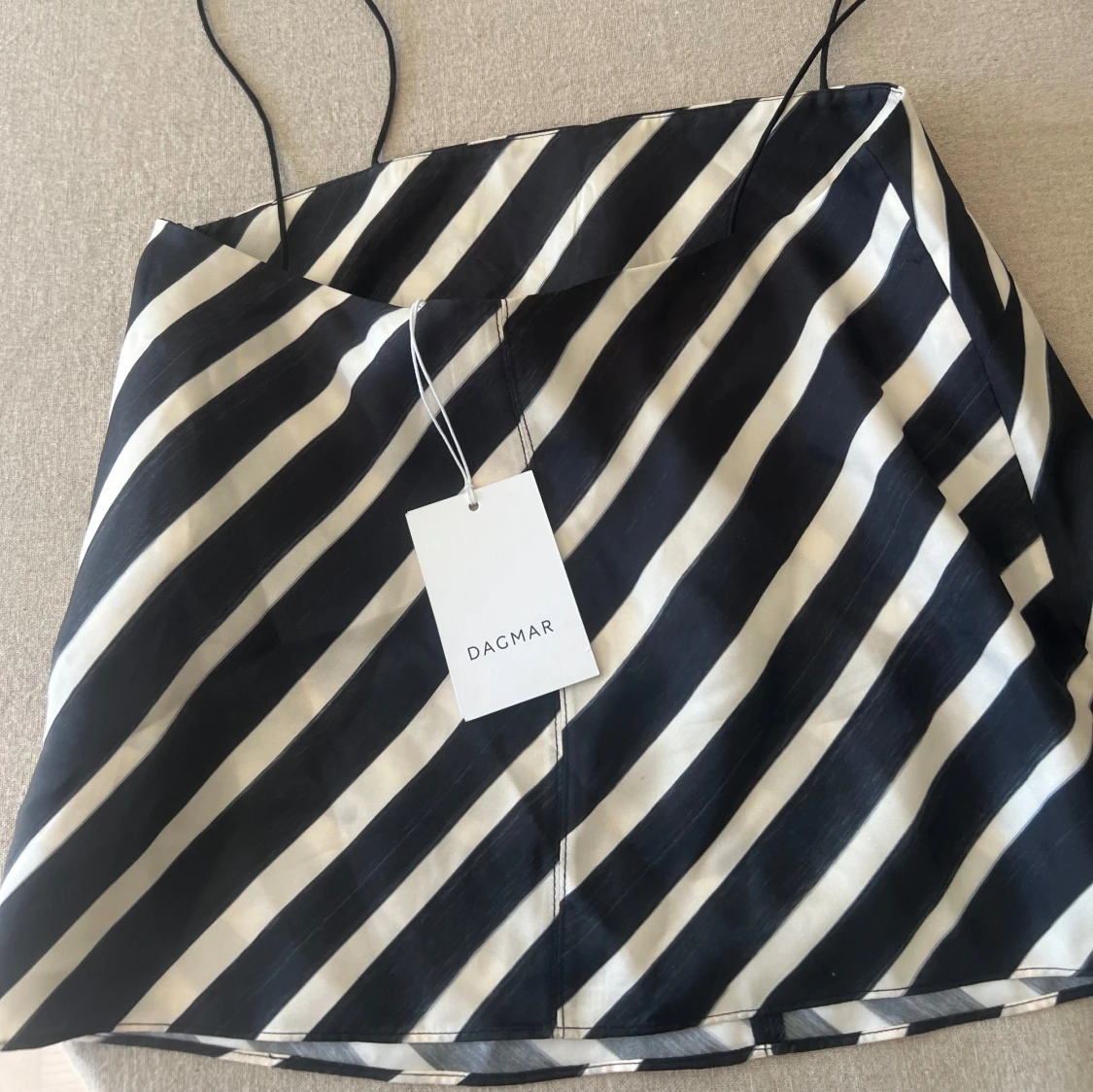 Svartvit randig linnetopp från Dagmar - 2