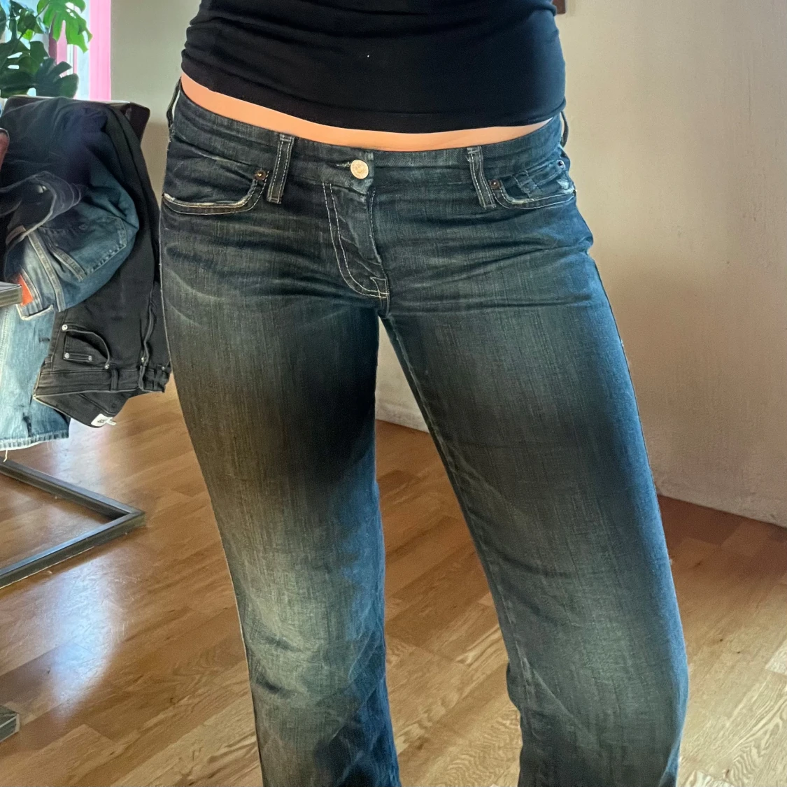 Blå flare jeans med låg midja från 7forallmankind