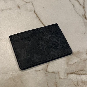 Svart korthållare - Tja säljer nu denna plånboken. Kom dm för mer info, plick låter mig inte lägga annonsen annars.