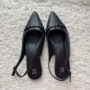 Skor - Spetsiga skor för 180 kr! Använt 1 gång💛 köparen står för frakt eller så kan jag mötas i Stockholm. 