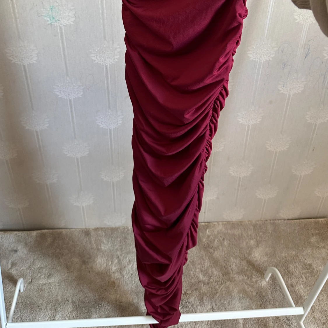 Vinröd one shoulder klänning från Oh Polly - 3