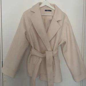 Kappa - Beige kappa från ginatricot som endast testats på en gång men aldrig använd då jag tycker den är lite för stor för mig, nypris va runt 799😊 skriv gärna om du vill se fler bilder! 