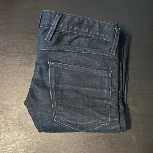 Mörkblåa replay anbass. - Replay anbass i fint skick. Dom är nästintill nya i skicket då dom är använda varsamt. 32W 36L. Hör av er om ni har frågor. Pris kan diskuteras vid snabb affär.