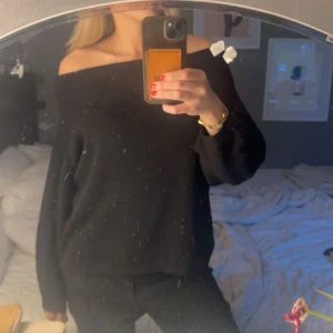off-shoulder tröja - Säljer en svart off should er tröja från H&M i storlek M. den sitter som en tröja i storlek S skulle jag säga. använt några gånger.