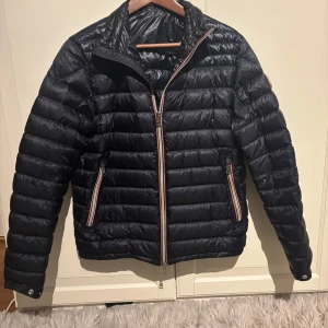 Mörk blå pufferjacka från Moncler - Säljer min äkta mörk blåa pufferjacka från Moncler i strl 3. Den passar bra på dig som har strl S. Säljer för att jag känner att jag vill köpa en ny.  Kan tänka mig gå ner lite i pris vid snabb affär men annars inte. Hör av er för frågor eller mer.