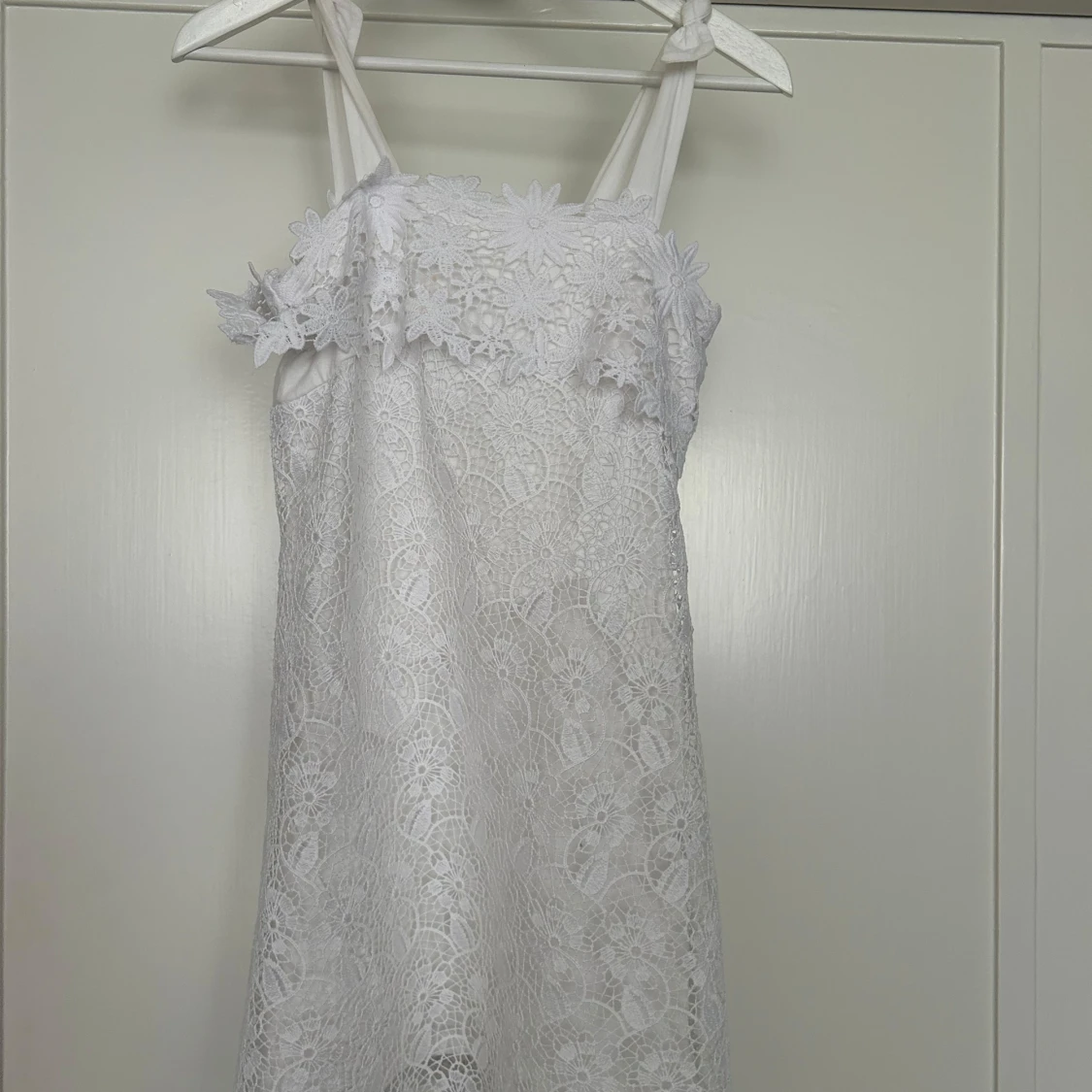 Vit spetsklänning