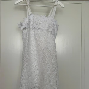 Vit spetsklänning - Vit spetsklänning som passar perfekt till studenten eller sommaren. St S🤍