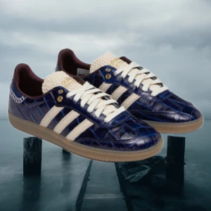 Wales Bonner navy croc  - -:Intresskoll:-                                                                                      Kör en intreskoll på dom här sjukt sällsynta och snygga Wales Bonner navy croc. Dom är storlek 43 och sitter TTS. Knappt använda med inga defekter elle e liknande. Kom gärna med prisförslag, vill se hur intresset för dom ser ut! För fler frågor kom privat 