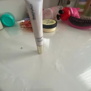 Concealer från beauty act  - Säljer en concealer från beautyact i färgen no.04w! Helt ny eftersom att den var för. Mörk för mig💕🦄