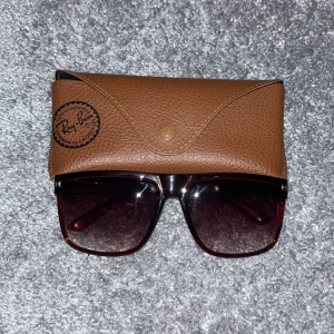 RayBan liknande solglasögon  - Säljer ett par rayban liknande solglasögon | skick 10/10 helt nya | färg brun | rayban fodralet ingår inte | bara att skriva för eventuella frågor | 😃