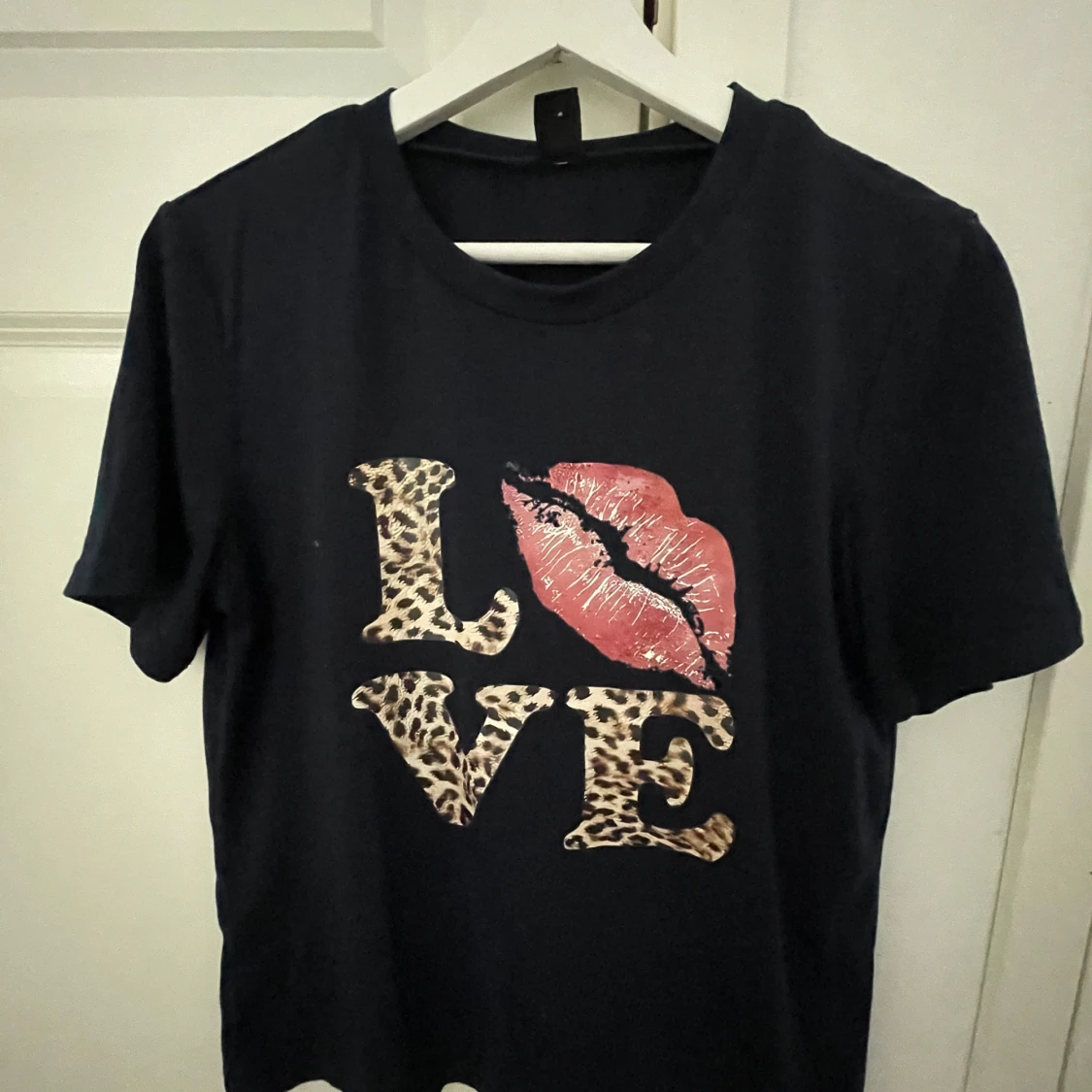 Svart t-shirt med leopardmönstrad LOVE-tryck