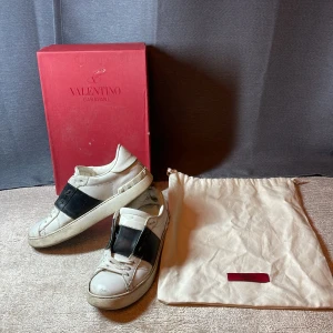 Valentino Opens 37 - Ett par svartvita skor från Valentino. Skick 6/10 väldigt slitna och lite sönder. Storlek 37 men passar även 38.