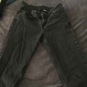Svarta jeans - Säljer ett par svarta jeans som verkligen sitter perfekt och är super sköna, dessvärre har de fått ligga i garderoben nu för att jag har vuxit ur de