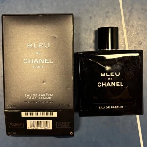 Bleu de Chanel Eau de Parfum 100ml - Helt ny Bleu de Chanel EDP är en fräsch sommardoft med toner av citrus och fräschhet – perfekt för dig som vill lukta fräsch och söt under varma dagar. Nypris: 1400kr , 100ml/100ml