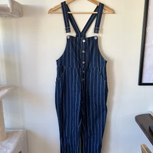 Randiga hängselbyxor - Säljer ett par blå randiga hängselbyxor som är fyndade via Tradera. Små i storleken - ca xs. 