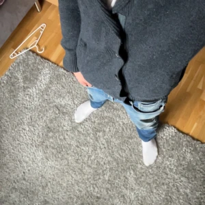 Blå kofta från Cold Method - Säljer en mörkblå kofta från cold Method, stickad tröja så riktigt skön att ha nu till våren, går att matcha till nästan vad som helst riktigt bra o skön kofta för en bra peng det är M men sitter som S