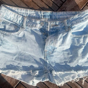 LJUSBLÅ AS SNYGGA JEANSSHORTS💙 - Jag säljer ett par jättesnygga och trendiga jeansshorts😍😍perfekt nu till sommare! så så fint sick med lite slitningar som detalj både fram och bak. 