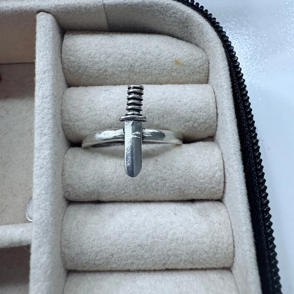 Silverfärgad ring med svärd-detalj