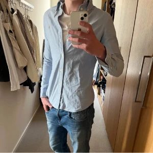 Ljusblå skjorta från Ralph Lauren - Säljer en riktigt fet skjorta från Ralph Lauren i storlek Small,  skriv om du har några funderingar eller frågor!