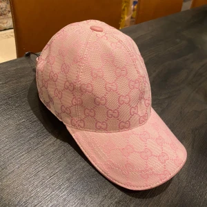 Rosa Gucci Keps - Perfekt keps för sommaren. Helt ny, oanvänt. Taggen finns kvar 