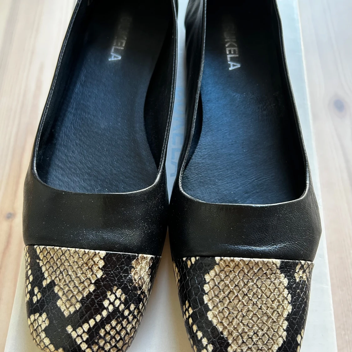 Svarta ballerinaskor med ormmönstrad tå från Bukela - 2