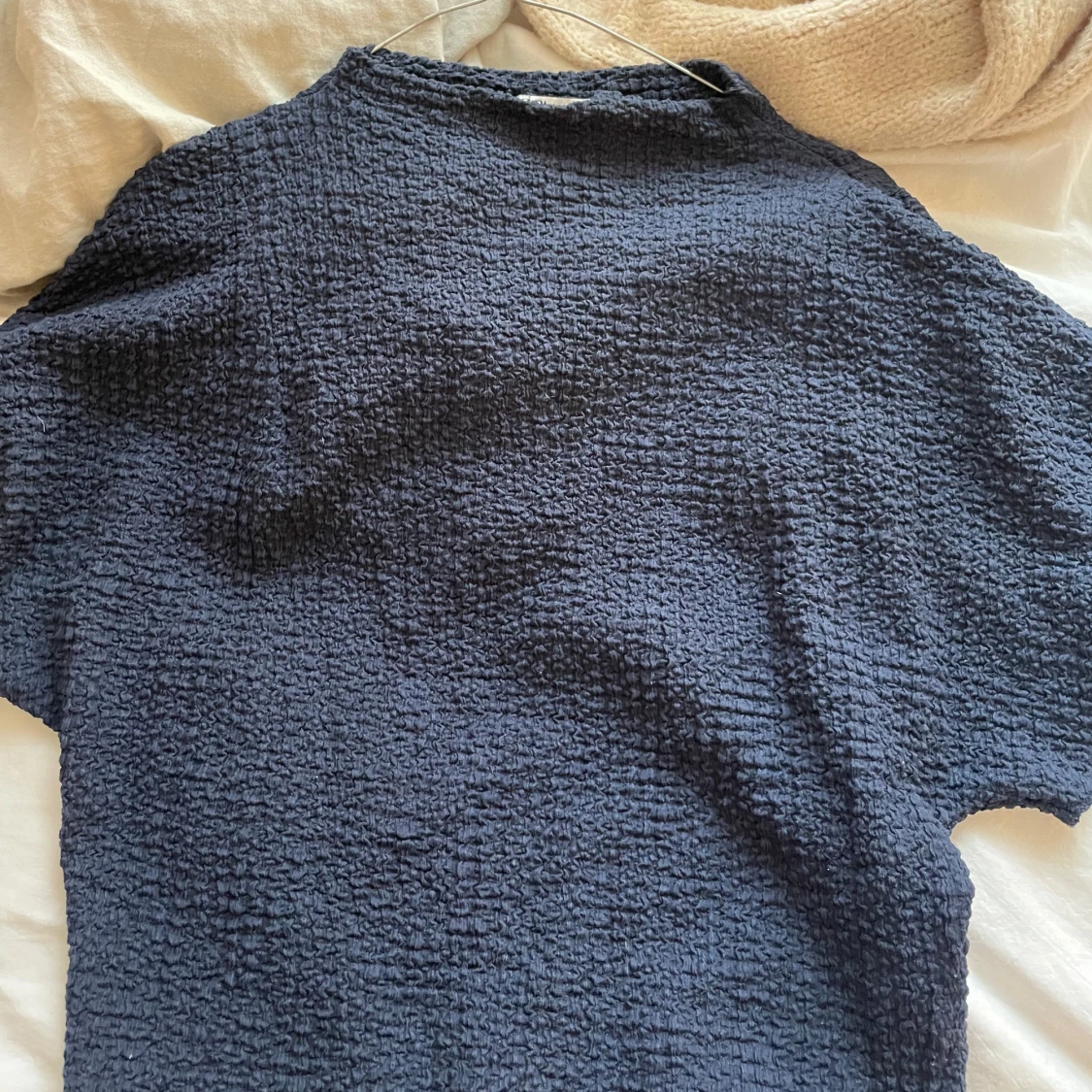 Mörkblå topp med textur - 1